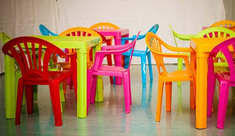 שולחן + 4 כיסאות לילדים כולל ידיות - עשוי פלסטיק איכותי במגוון צבעים